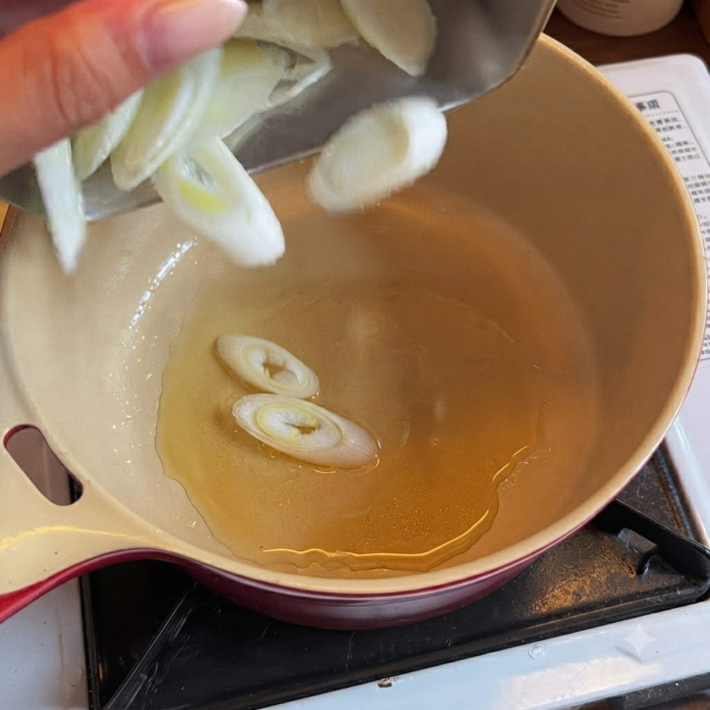 Geschnittene Frühlingszwiebeln fallen in einen Topf mit Speiseöl.