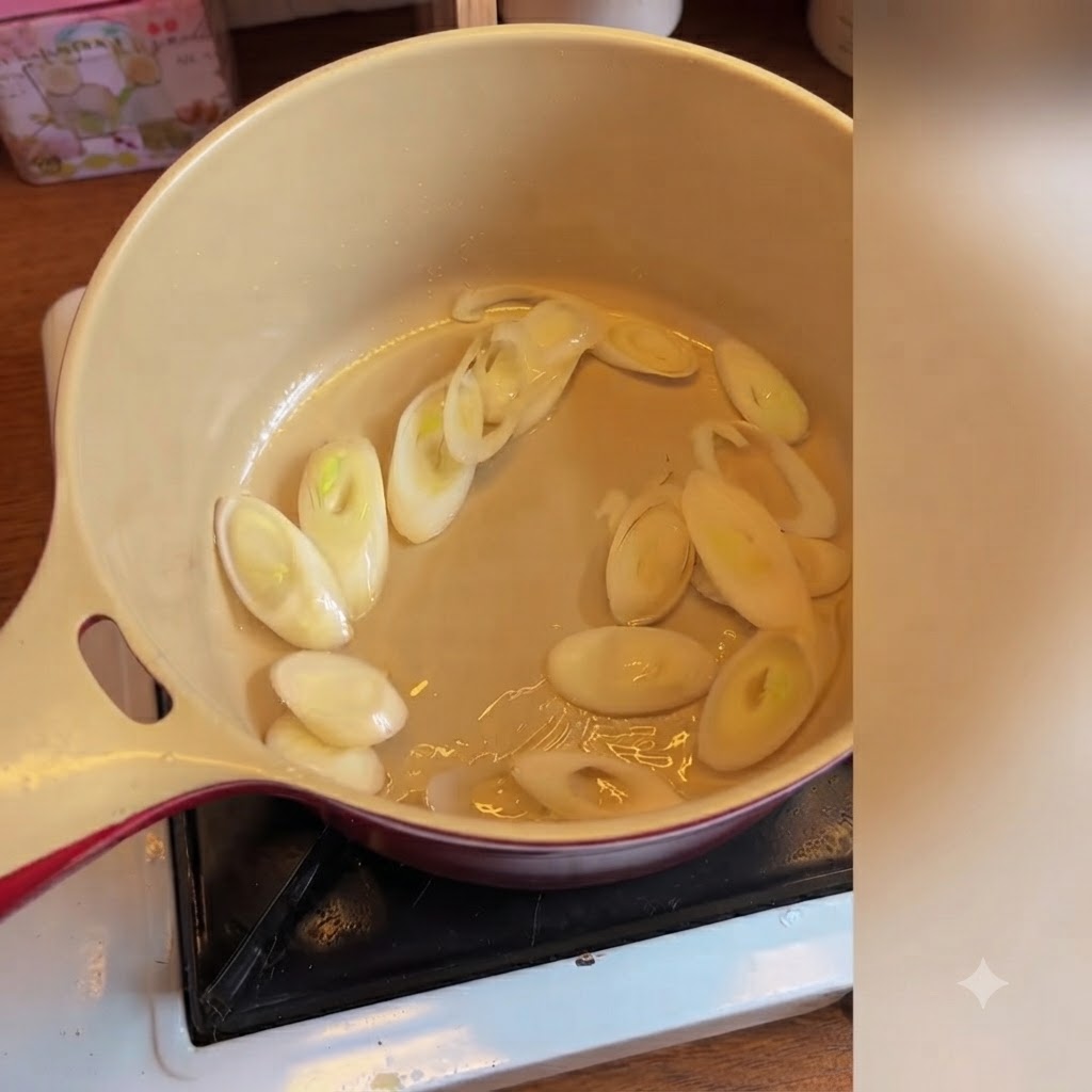 Koreanisches Kimchi wird zu den Frühlingszwiebeln in den Keramiktopf gegeben und vermischt.