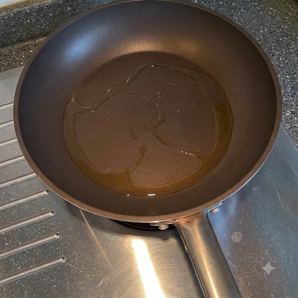 Geschnittene gelbe Zwiebeln braten in Speiseöl in einer Pfanne.