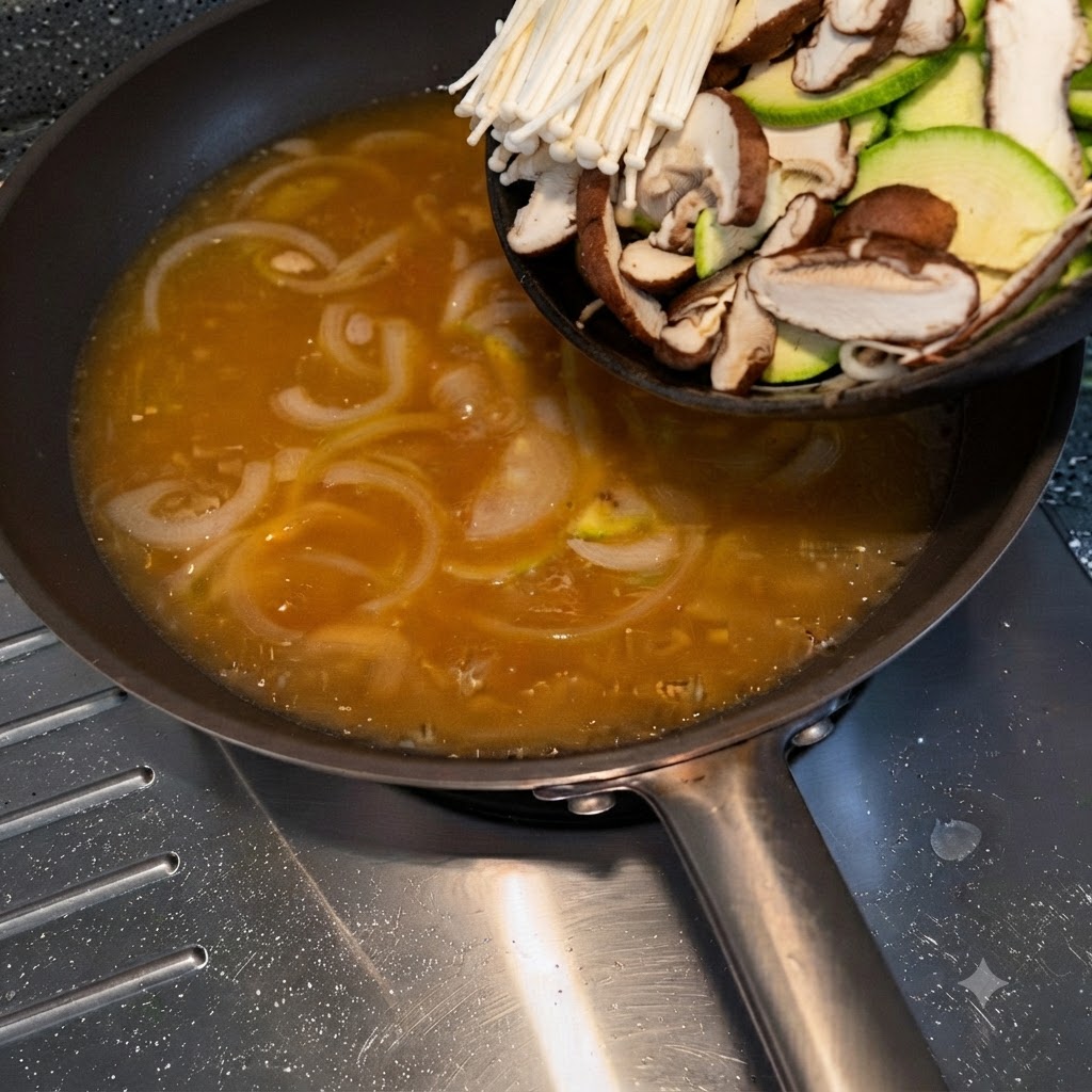 Ein Teller mit geschnittenen Zucchini, Enoki-Pilzen und Shiitake-Pilzen wird in eine Pfanne mit gewürzter Brühe gegeben.