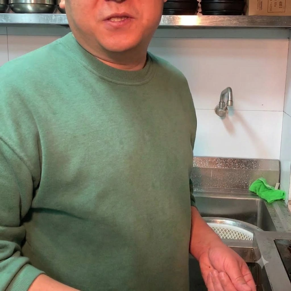 Gehackte Frühlingszwiebeln werden über den fertigen Sojabohnenpasten-Eintopf gestreut.