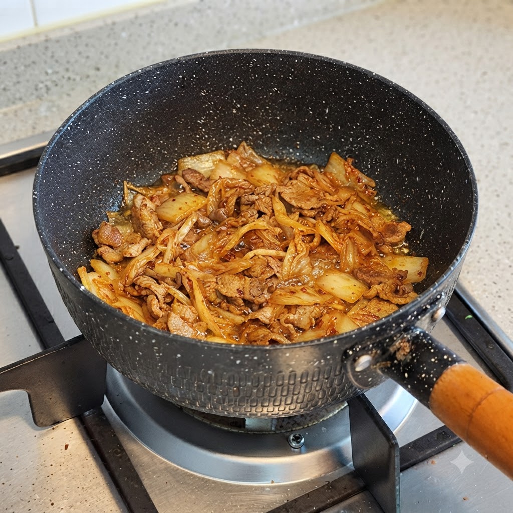 Wasser wird in einen Topf mit gekochtem Kimchi und Rindfleisch gegossen.