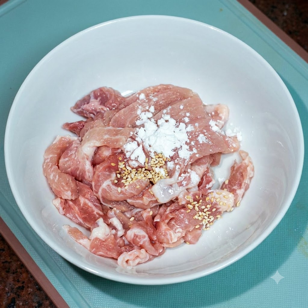 Schweinefleischscheiben in einer weißen Schüssel werden mit ein wenig Hühnerbouillon und Speiseöl gewürzt.