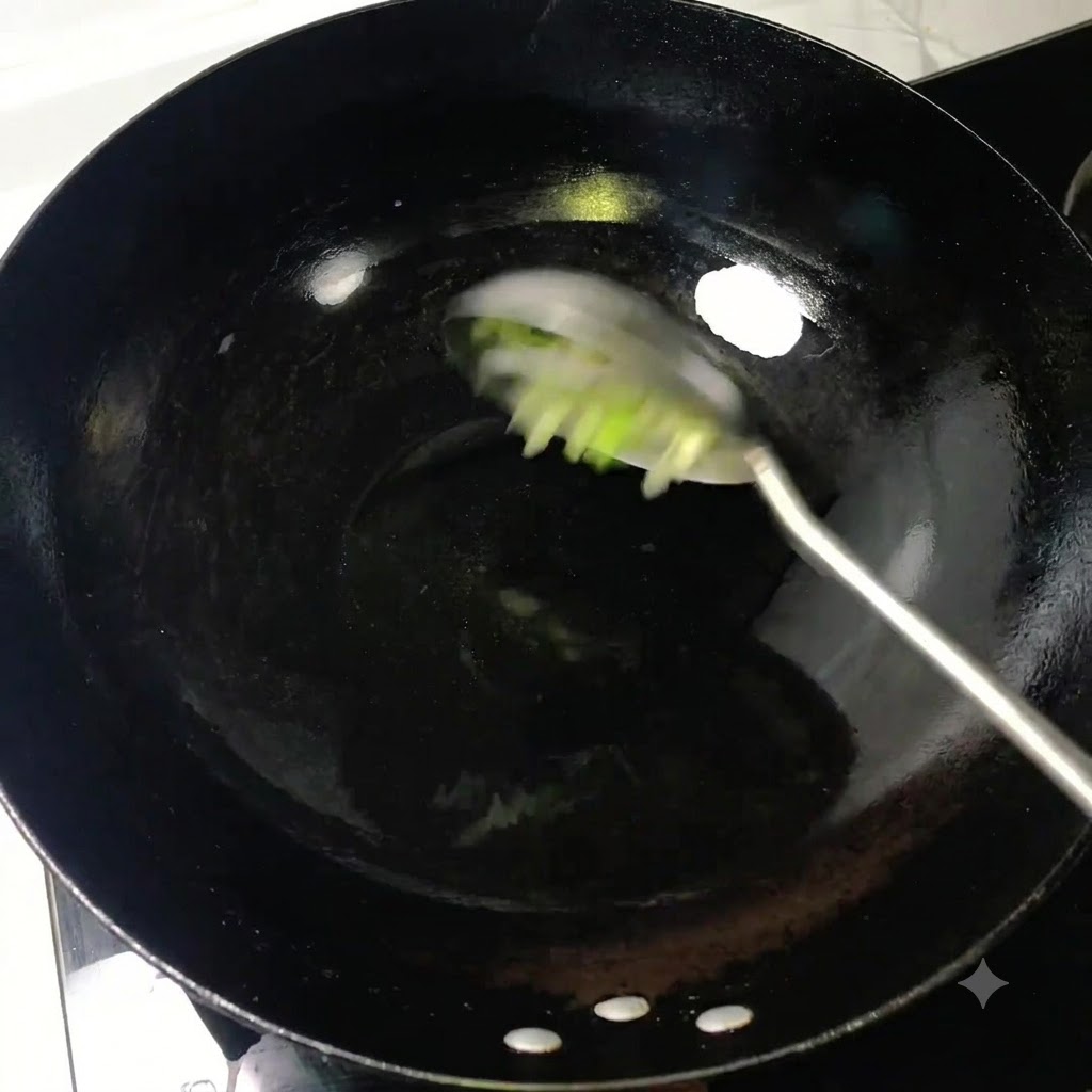 Gehackte Frühlingszwiebeln werden mit einer Kelle in heißem Öl in einem schwarzen Wok umgerührt.