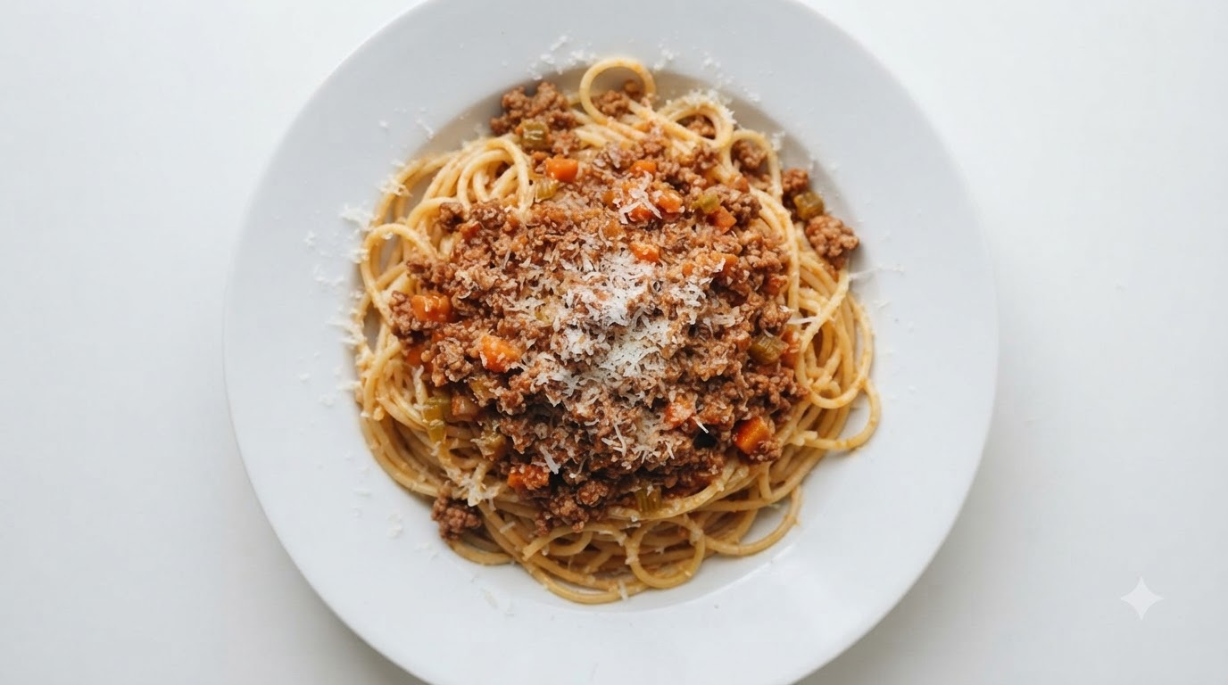 Klassische Bolognese Spaghetti und luftgetrocknete Käsesteischrollen