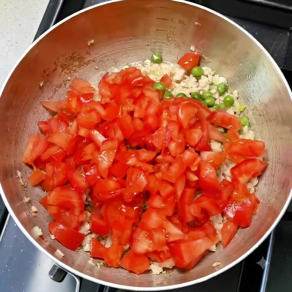 Ein Löffel Salz wird über die Zutaten in der Kochpfanne gestreut.