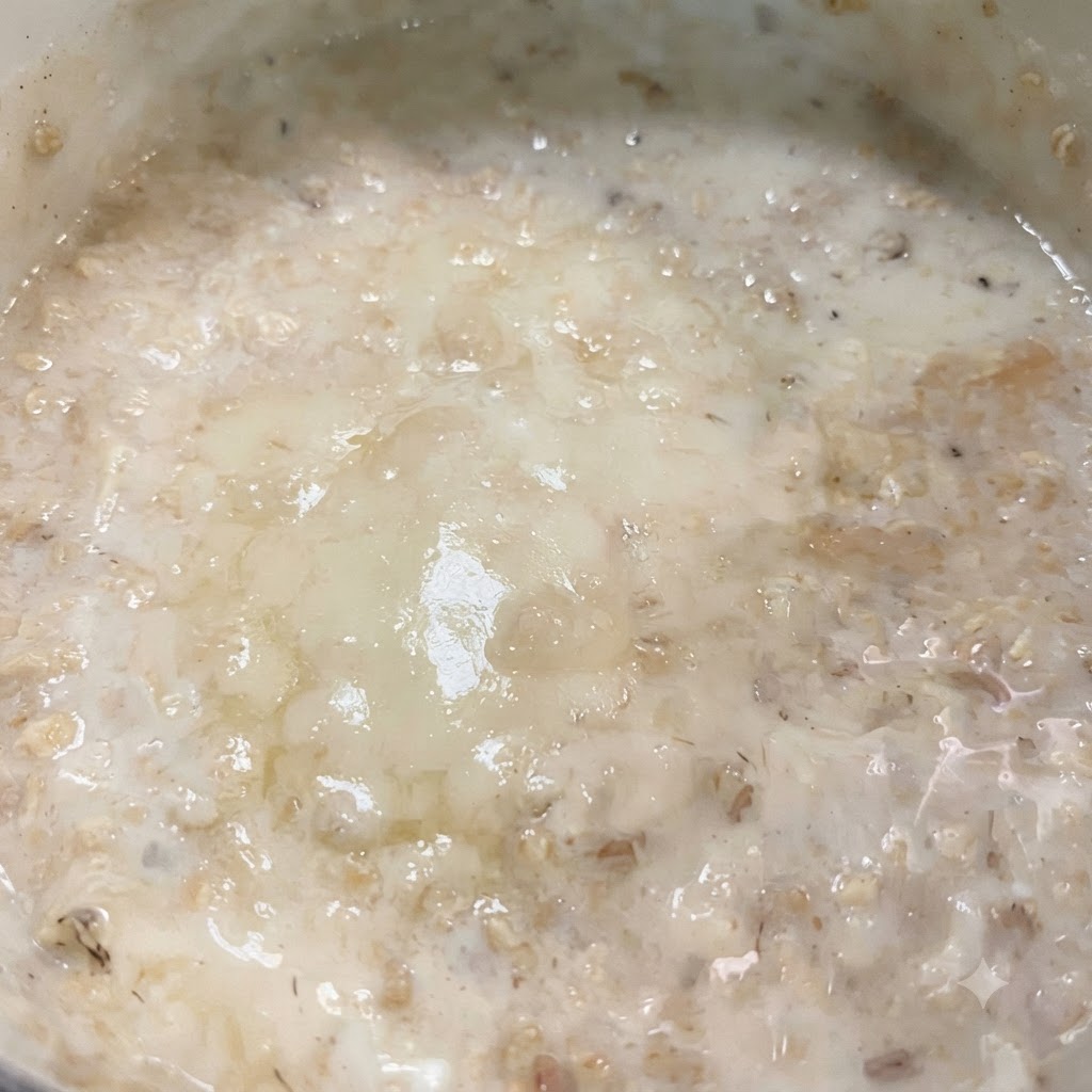 Milch und eine Scheibe fettarmer Käse schmelzen in der Pfanne zusammen und bilden eine cremige Sauce.