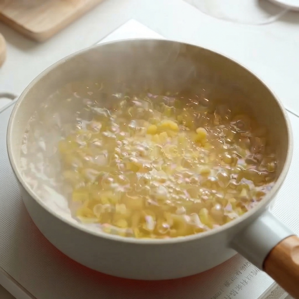 Makkaroni-Pasta kocht in einem Topf mit heißem Wasser auf dem Herd.