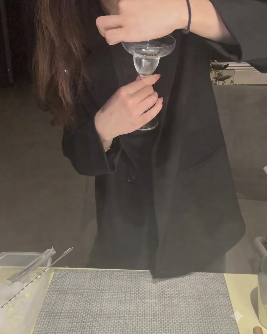 Ein Limettenschnitz, der um den Rand eines Cocktailglases gewischt wird.