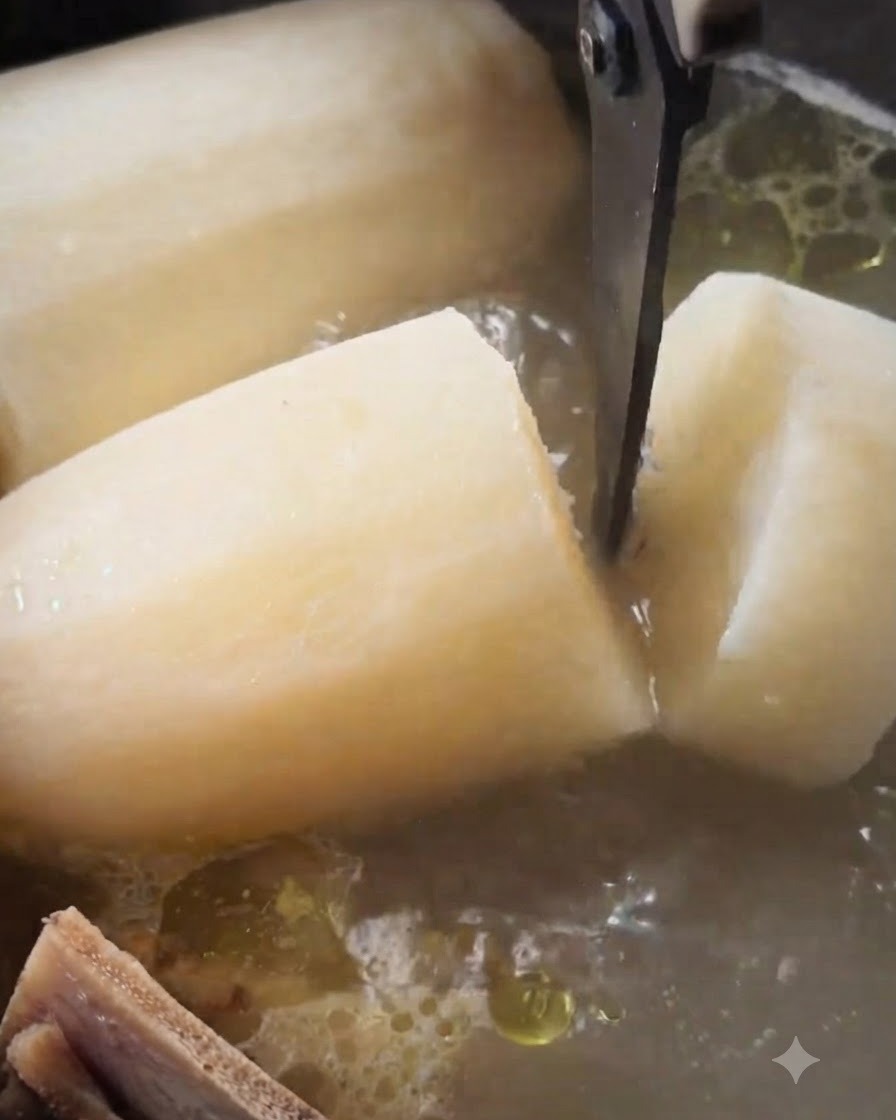 Küchenschere schneidet durch ein großes, weiches Stück weißen Rettichs in einem köchelnden Topf mit Rindersuppe.