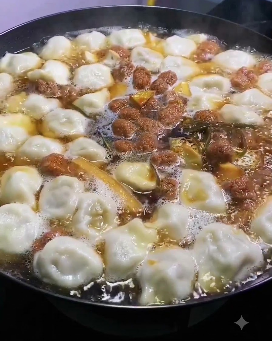 Salz wird gleichmäßig über die brodelnde Suppe und die Teigtaschen gestreut.