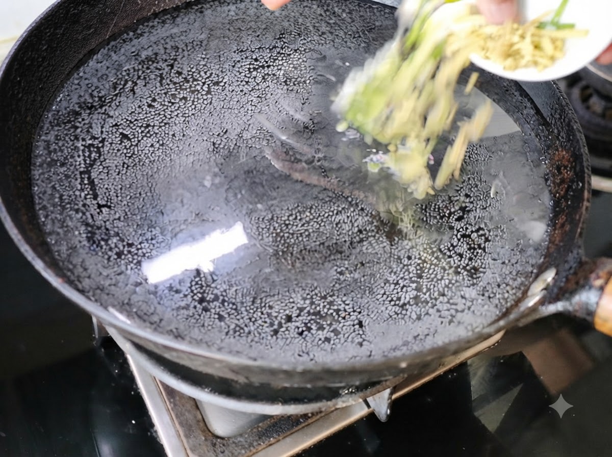 Gehackte Frühlingszwiebeln und Ingwer werden in einen Wok mit Wasser auf dem Herd gegeben.