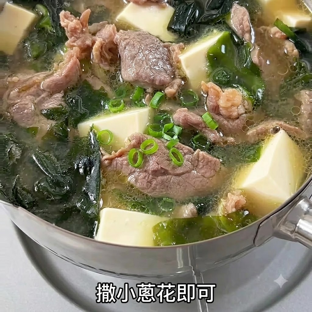 Frisch gehackte Frühlingszwiebeln werden über eine dampfende Schüssel mit Rindfleisch-Tofu-Suppe gestreut.