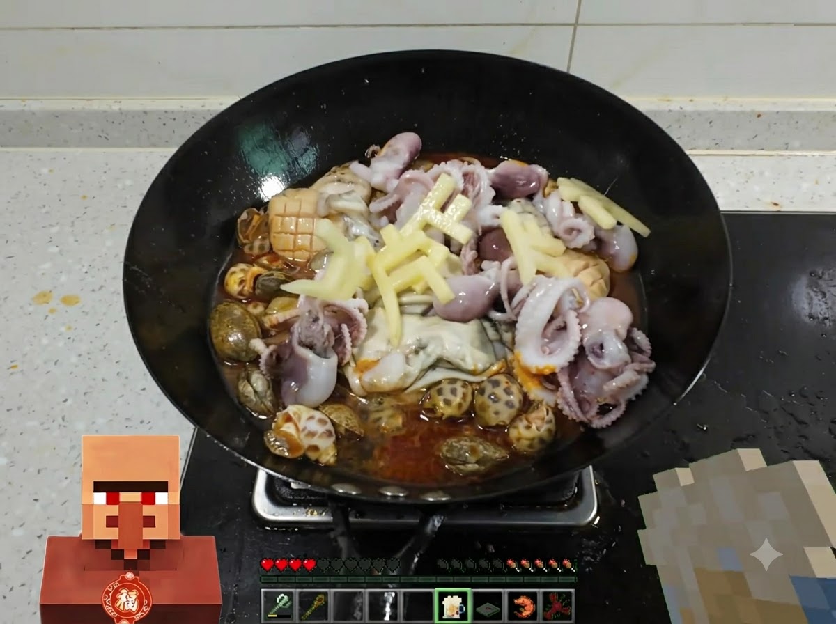 Bier wird über eine Mischung aus Meeresfrüchten und Kartoffelscheiben gegossen, die in einem Wok köcheln.