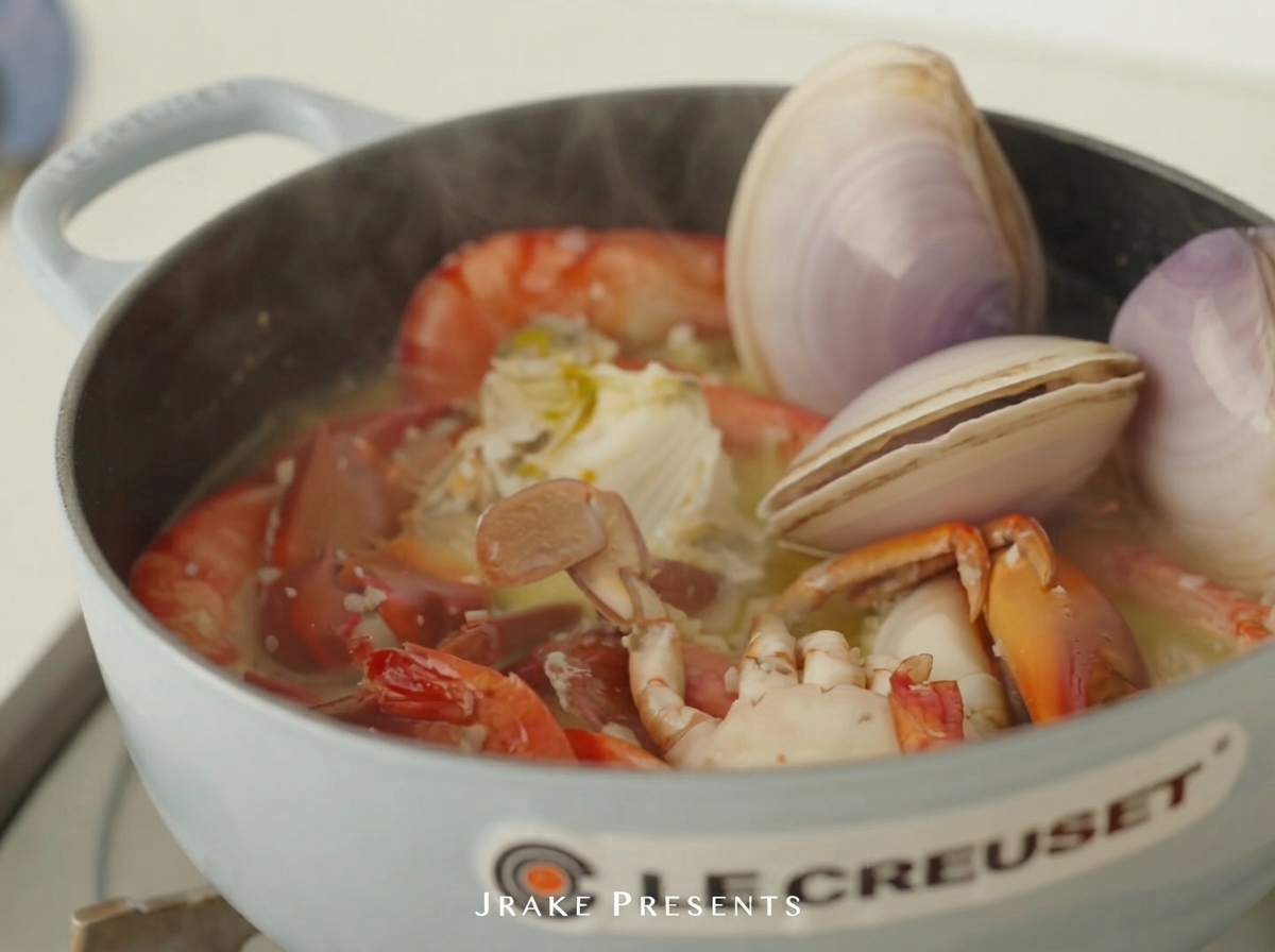 Rohe Muscheln und Abalone im Topf mit Garnelen und Krabben.
