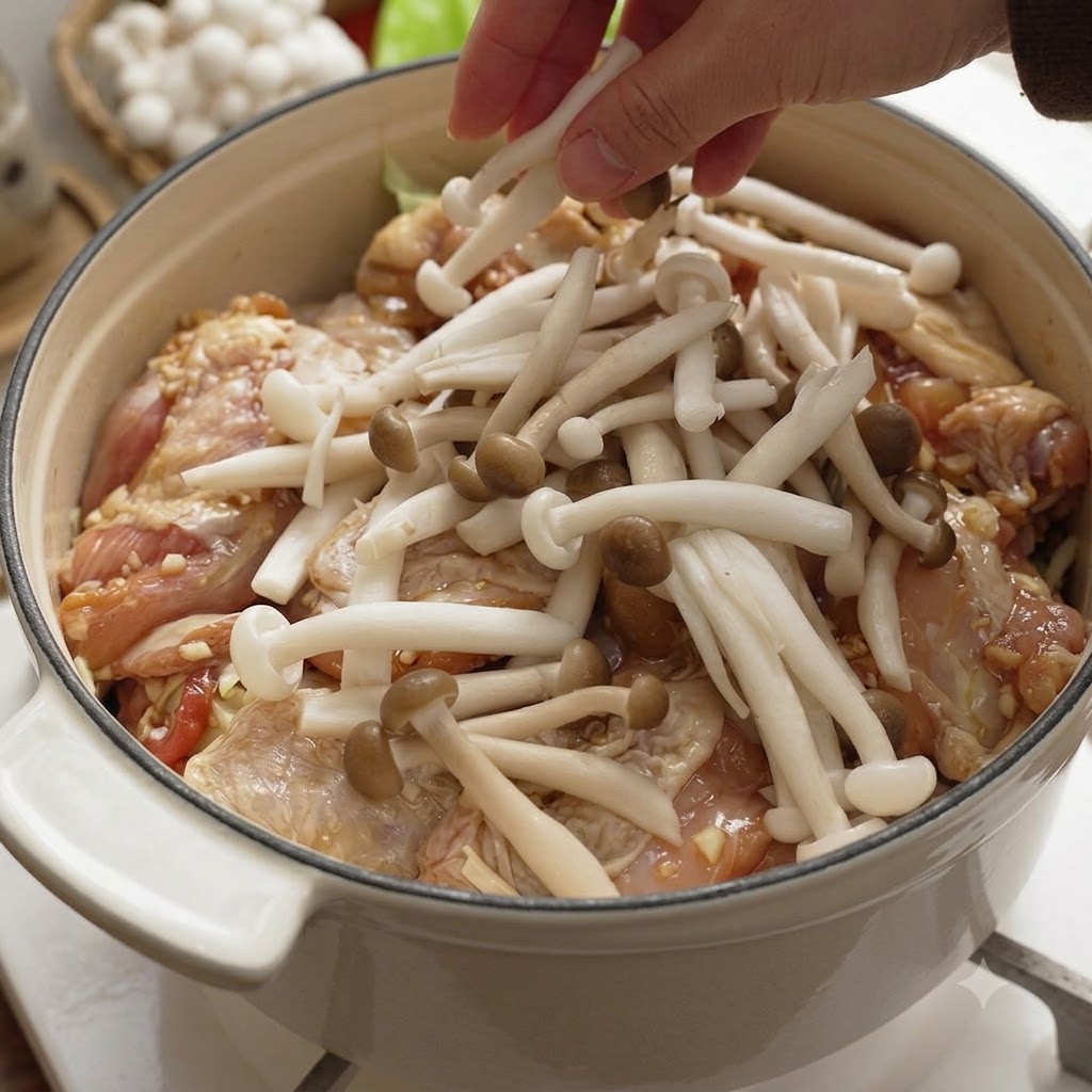 Frische Shimeji- und eingeschnittene Shiitake-Pilze werden auf der Hähnchenschicht im Topf angeordnet.
