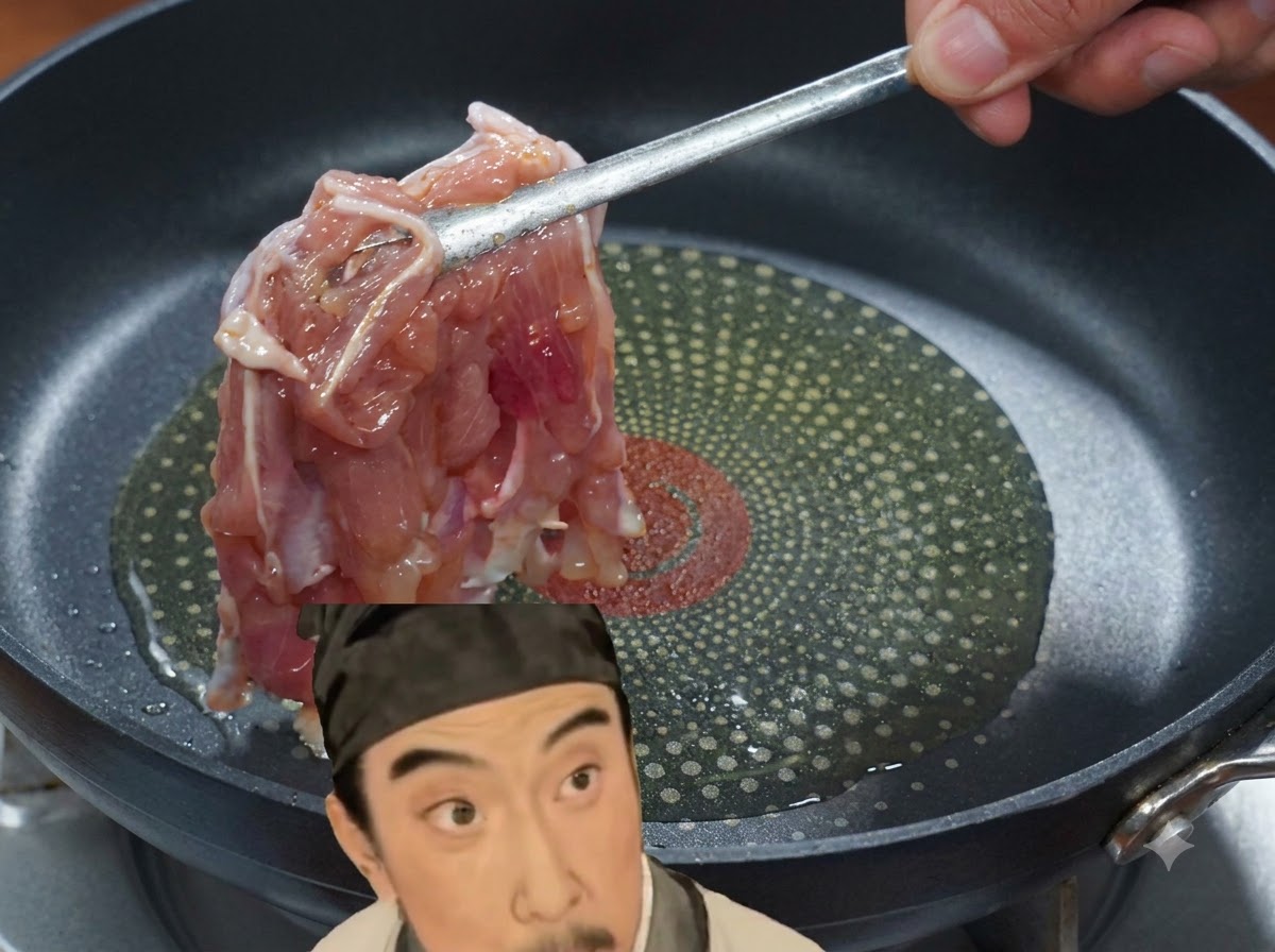 Ein Stück mariniertes Hähnchen wird mit einer Zange in eine Pfanne mit heißem Öl gelegt.