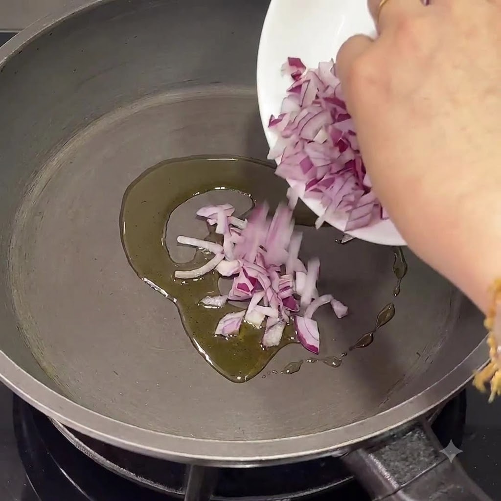 Gehackte rote Zwiebeln werden in eine Pfanne mit warmem Olivenöl gegeben.