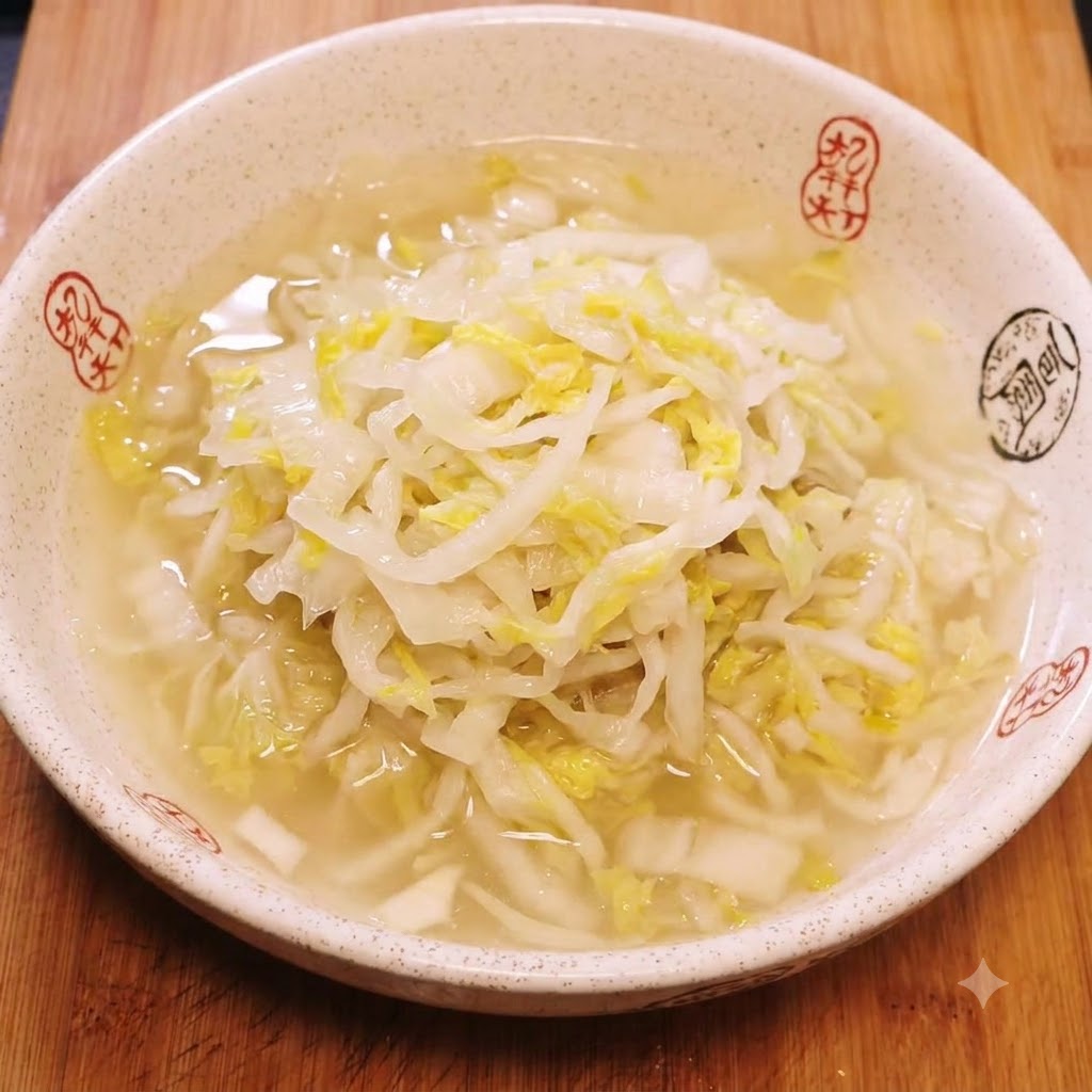 Eine Keramikschüssel mit eingeweichtem, zerkleinertem Sauerkraut im Wasser.