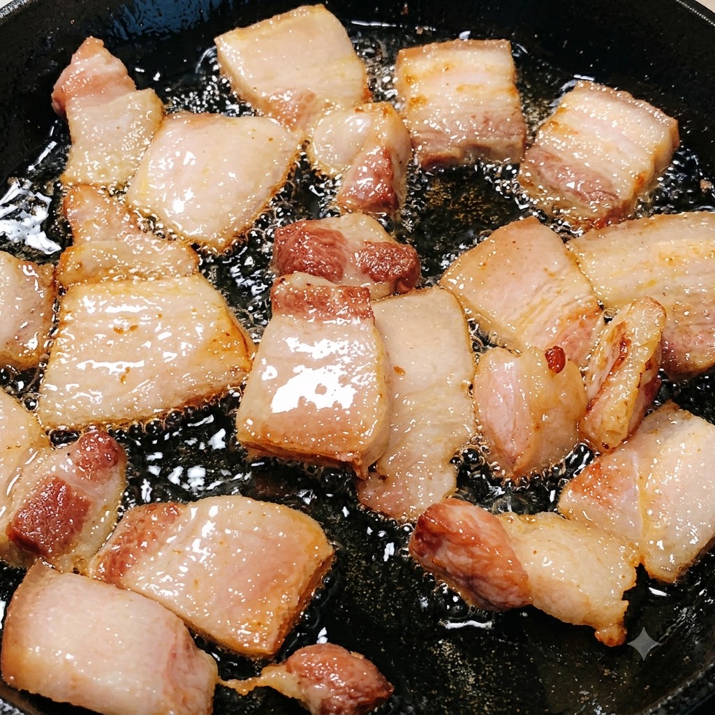 Dünne Scheiben mageren Schweinefleischs braten und bräunen im Wok mit ausgelassenem Fett.