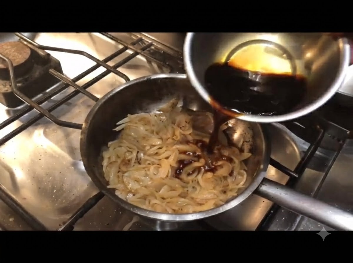 Dunkler Balsamico-Essig wird aus einer Schale zu den gedünsteten Zwiebeln in die Pfanne gegossen.