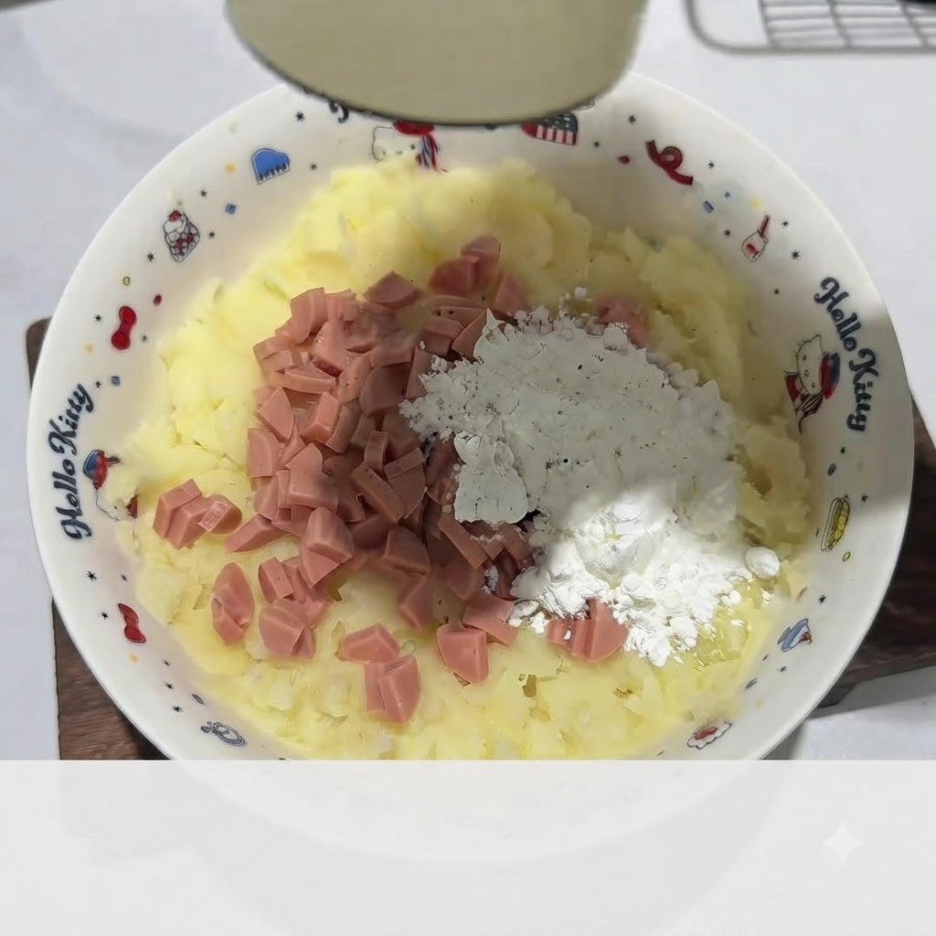 Eine handgeschützte Hand knetet die Kartoffelmasse mit Schinken und Stärke zu einem Teig in der weißen Schüssel.