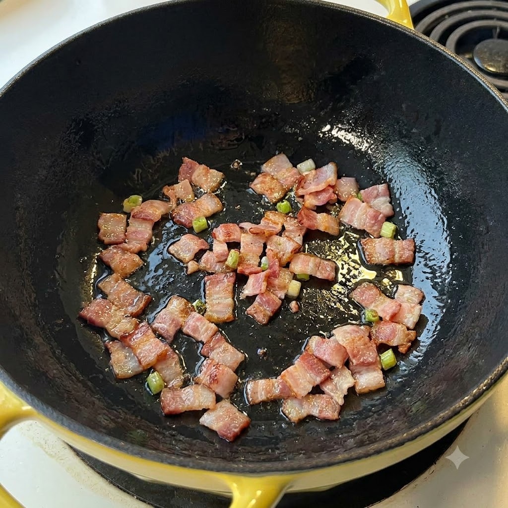 Speckstücke brutzeln und braten in einer dunklen Pfanne.