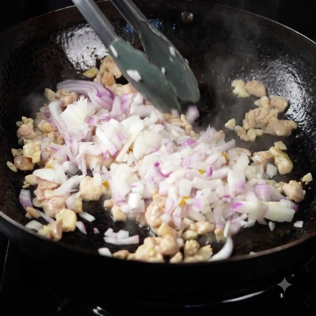 Mehrfarbige Paprika, Zwiebeln und Zucchini werden zum anbratenden Hähnchen in einen Wok gegeben.