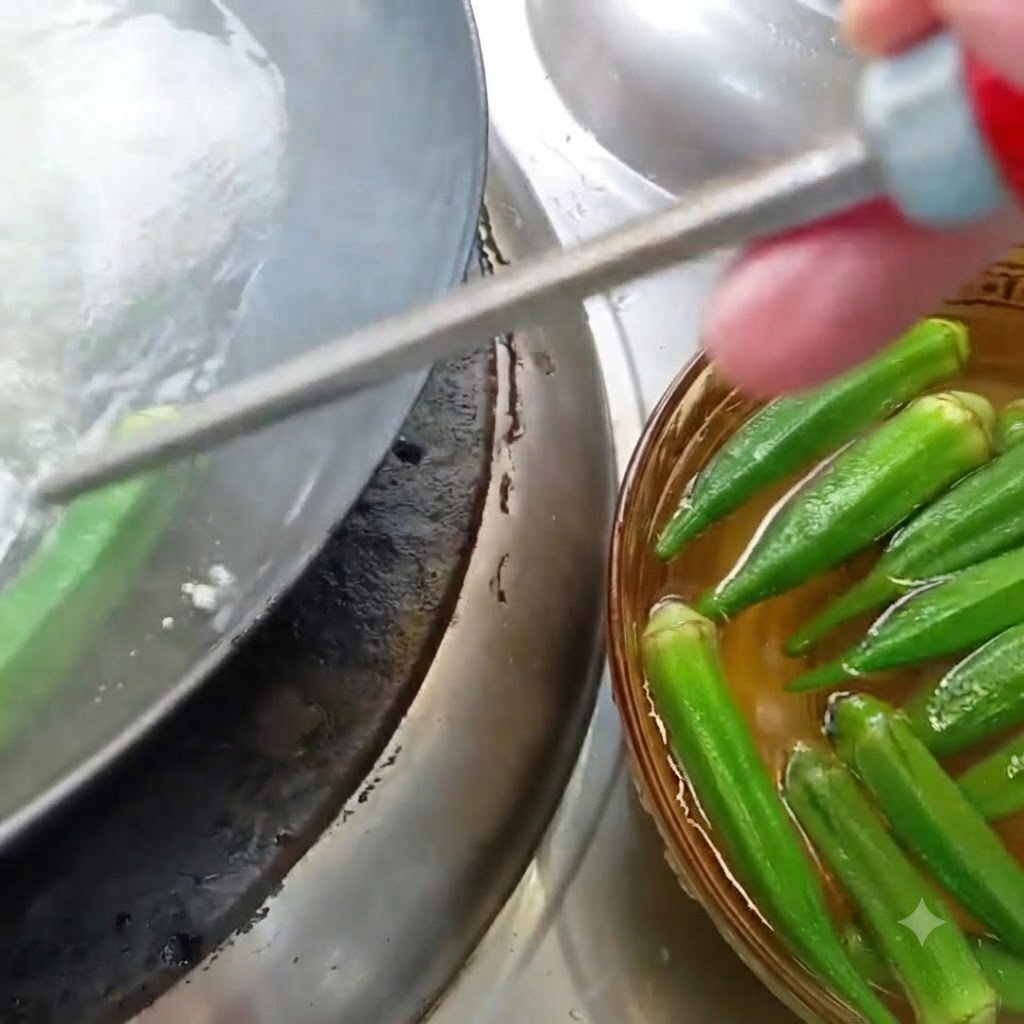 Okra wird in einem Topf mit kochendem Wasser neben einer Schüssel mit eingeweichter Okra blanchiert.