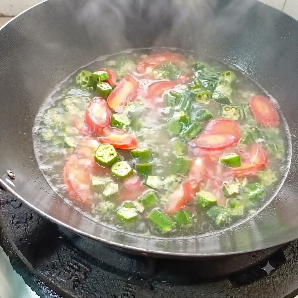 Kochendes Wasser wird in den Wok zu dem angebratenen Gemüse gegossen.