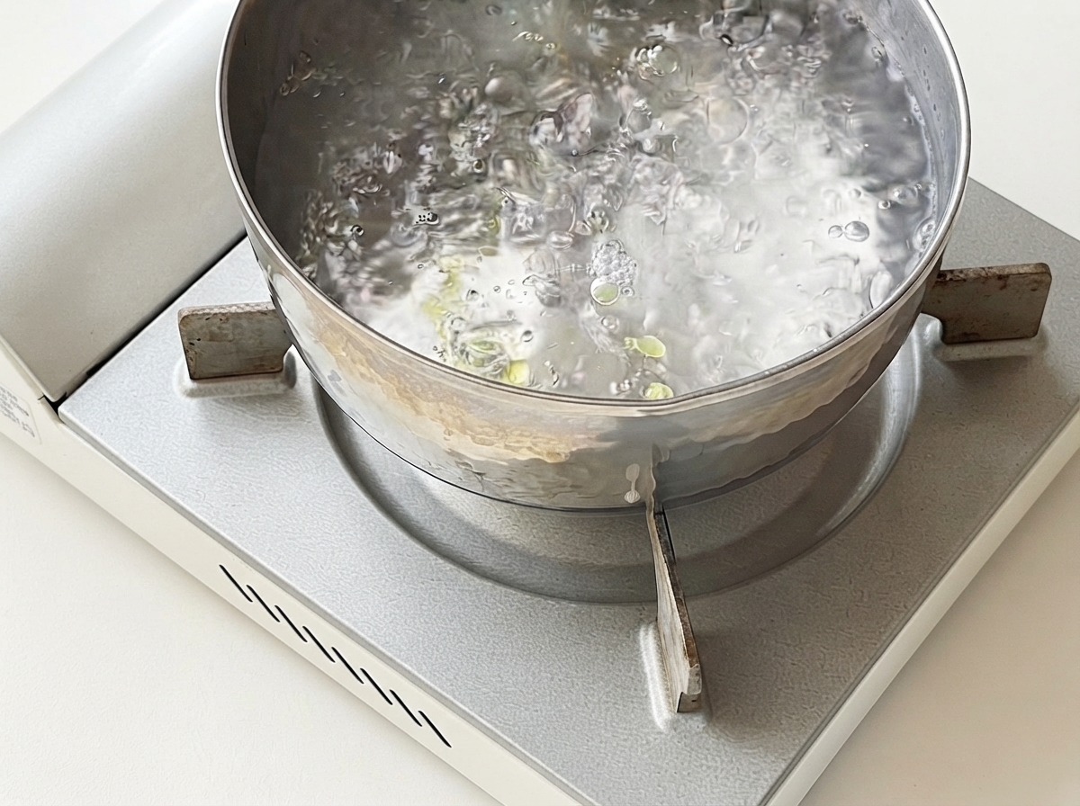 Spaghetti kochen in einem Topf mit kochendem Wasser.