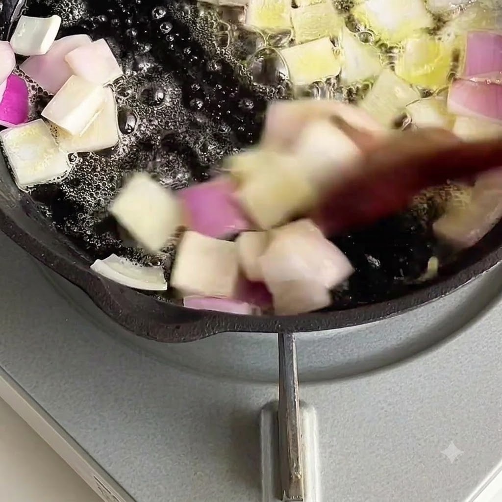 Gewürfelte Zwiebeln werden in geschmolzener Butter angebraten.