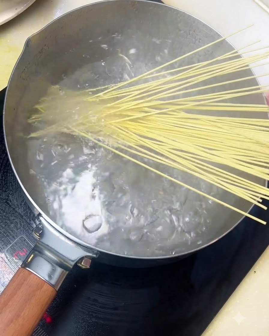 Alkalische Nudeln werden in einen Topf mit kochendem Wasser gegeben.