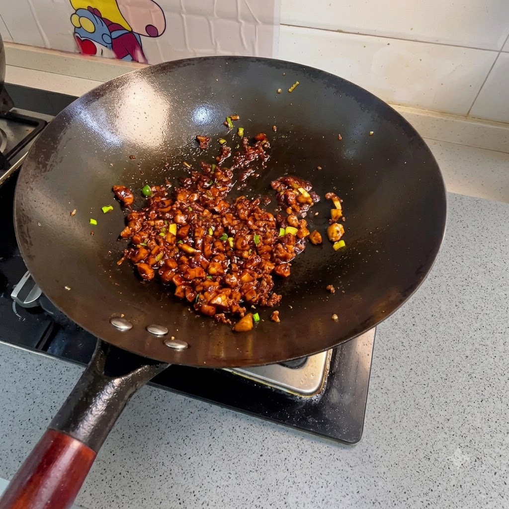 Gewürfelte Karotten, Kartoffeln und gebratene Tofuwürfel werden mit dem gewürzten Hackfleisch im Wok vermengt.