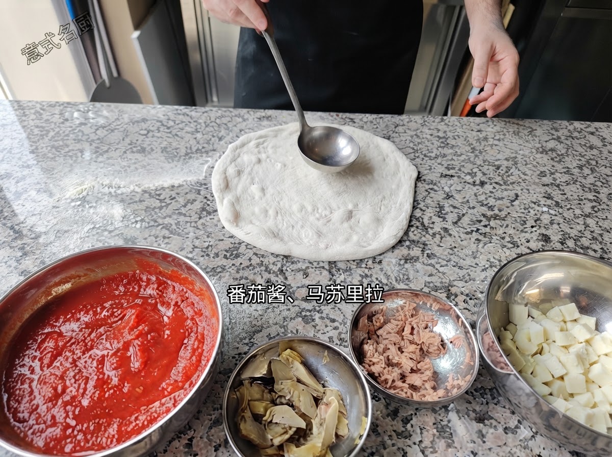 Eine Metallkelle verteilt rote Tomatensauce auf einem flachen Pizzaboden.