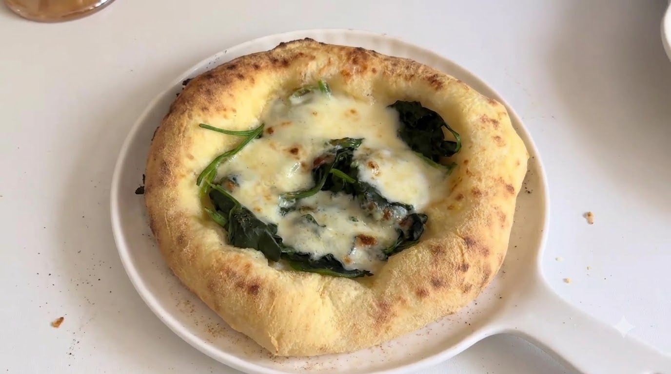 Vegetarische Spinat-Käse-Pizza mit selbstgemachtem Teig