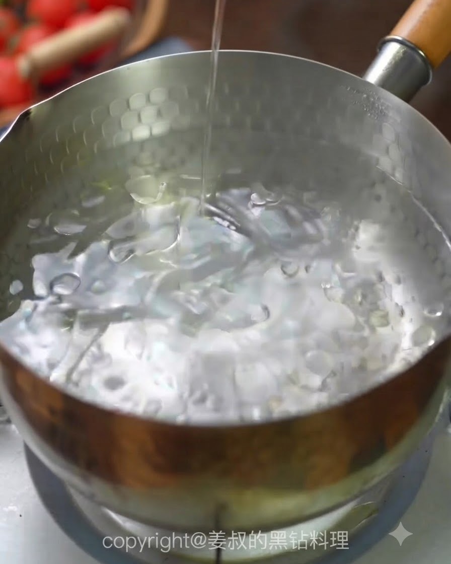 Spaghettinudeln werden in einen Topf mit kochendem Wasser gegeben.