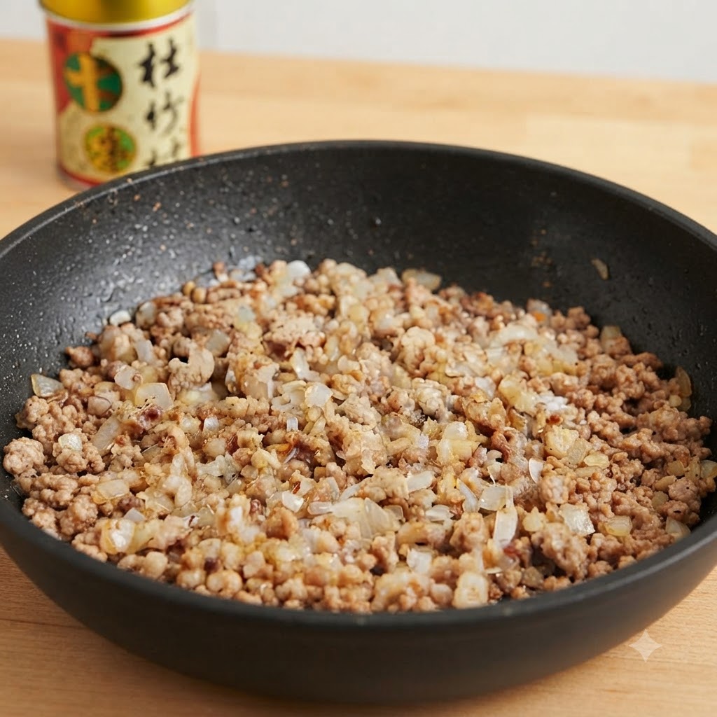 Eine Pfanne mit Schweinehackfleisch und Zwiebeln wird mit verschiedenen Soßen und Gewürzen gewürzt.