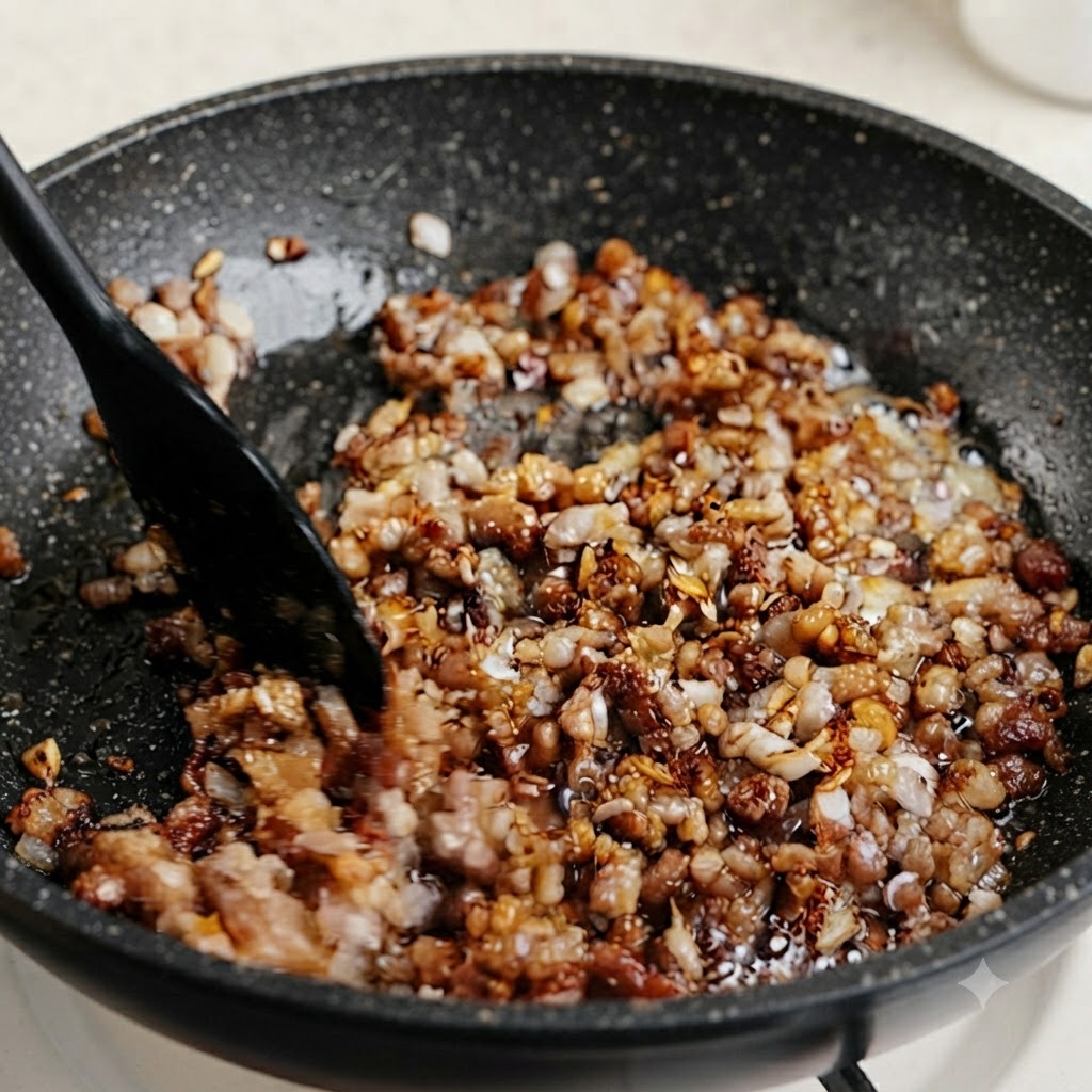 Gehackter grüner Schnittlauch und Frühlingszwiebelstängel werden in eine köchelnde Pfanne mit gewürztem Hackfleisch gemischt.