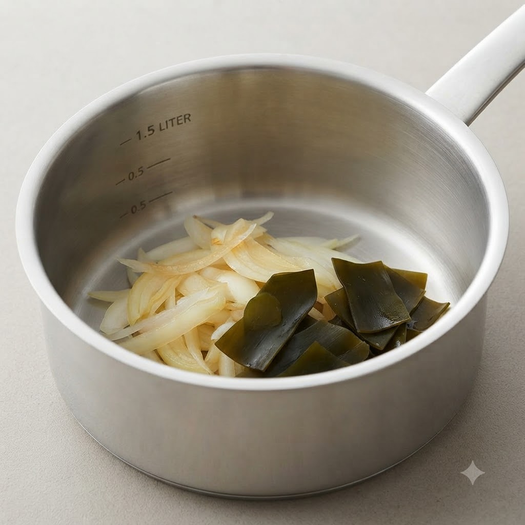 Ein Kochtopf mit weich gekochten Zwiebeln und einem gefalteten Kelpknoten.