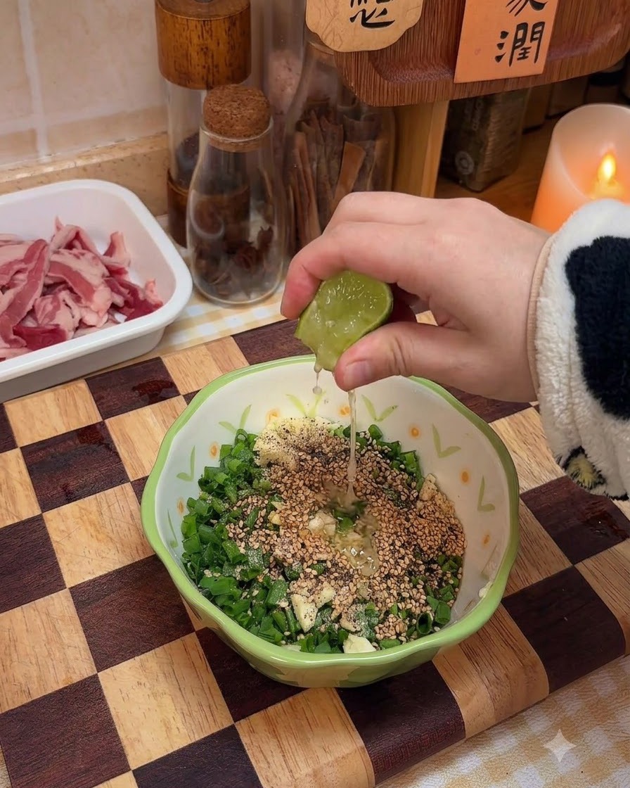 Frischer Limettensaft wird in die Schüssel mit den Saucenzutaten gepresst.