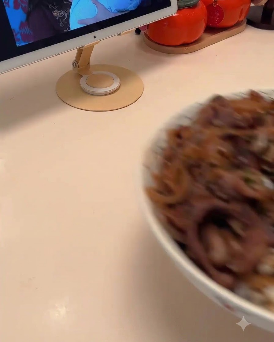 Geschnittene Zwiebeln werden in einer Pfanne mit schmelzender Butter angebraten.