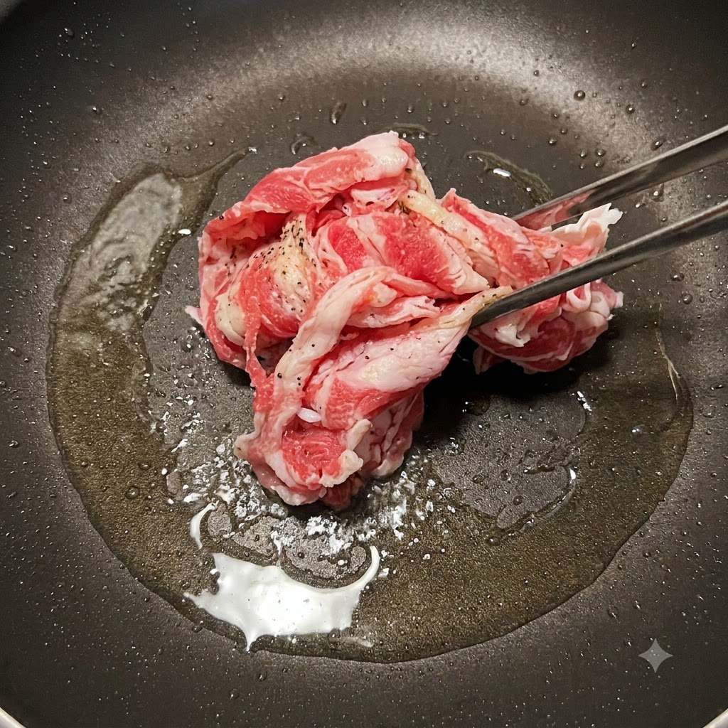 Rindfleischscheiben werden in einer Pfanne angebraten, bis sie braun sind.