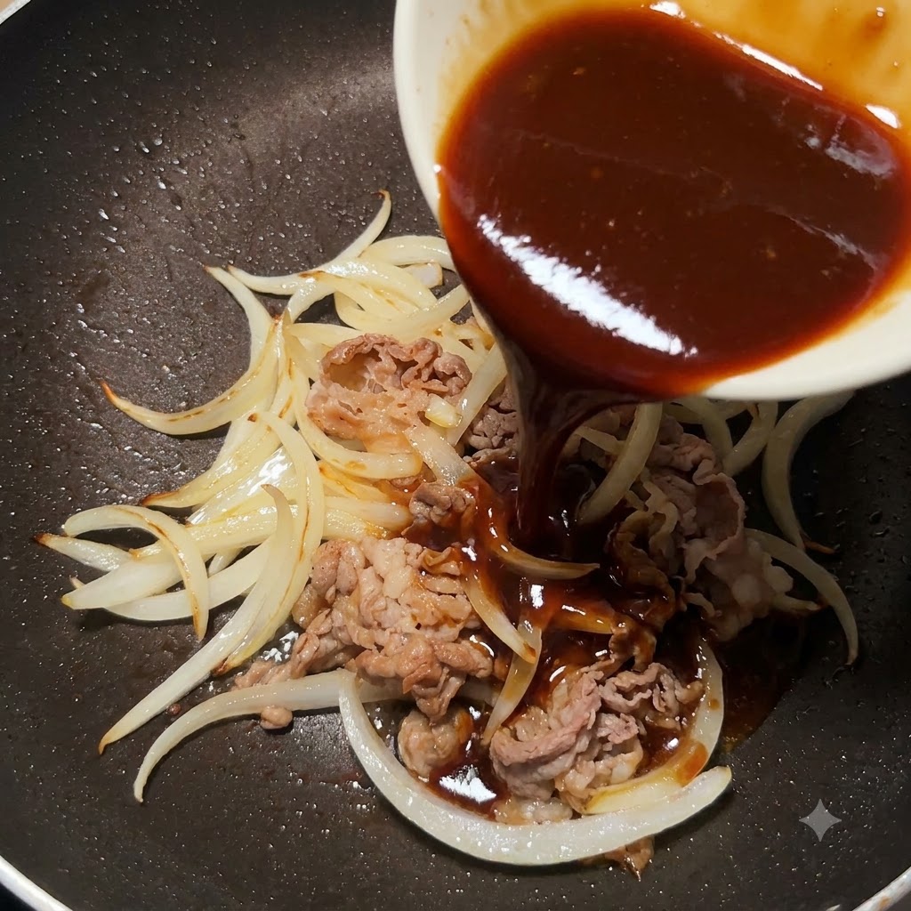Dicke Teriyakisauce wird aus einer kleinen weißen Schüssel in eine Pfanne mit gekochtem Rindfleisch und Zwiebeln gegossen.