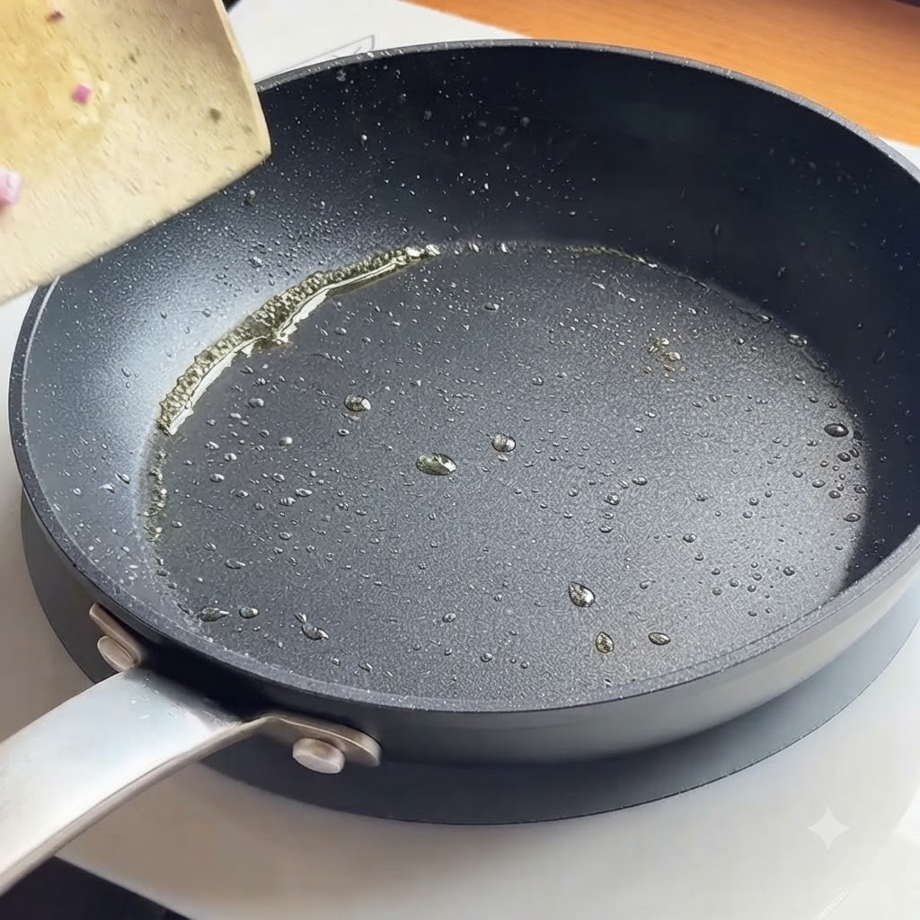 Gehackte rote Zwiebeln brutzeln mit Öl in einer heißen Pfanne.