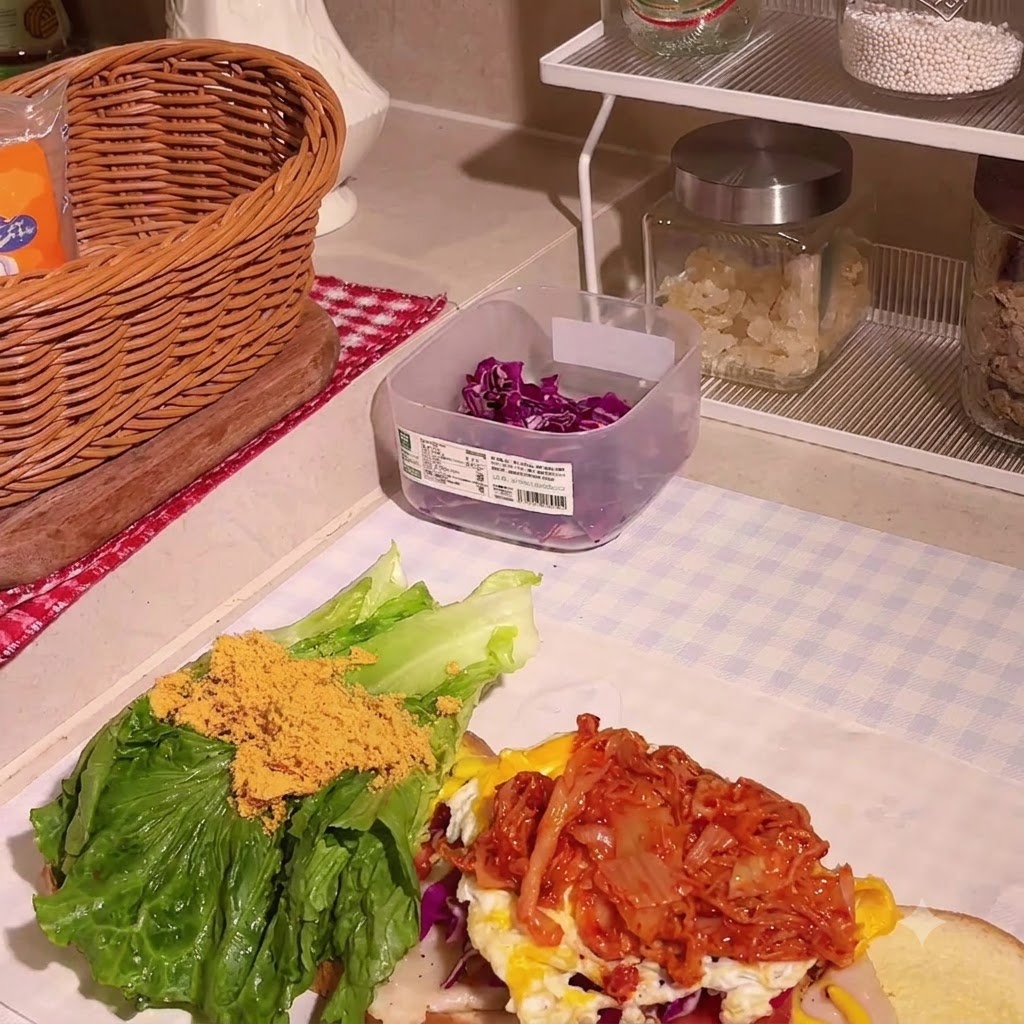 Hähnchen-Floss wird über den Salat und andere Füllungen gestreut.