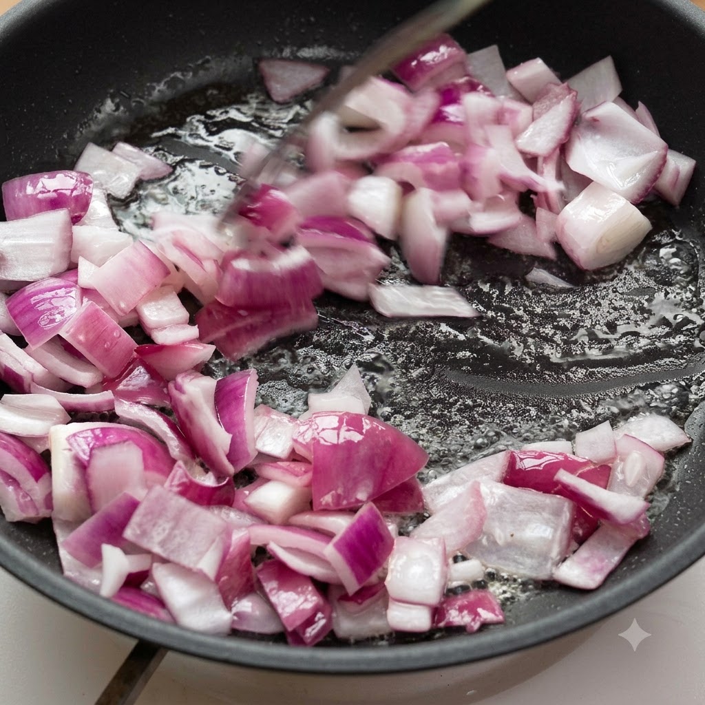 Gehackte rote Zwiebeln werden in Öl in einer Bratpfanne angebraten.