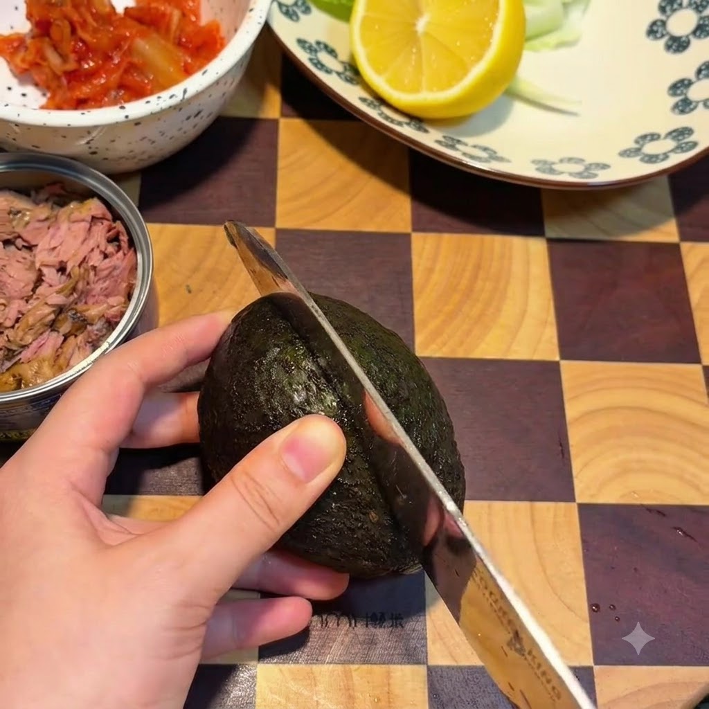 Eine Avocado wird auf einem Holzschneidebrett mit einem Messer der Länge nach in der Mitte durchgeschnitten.