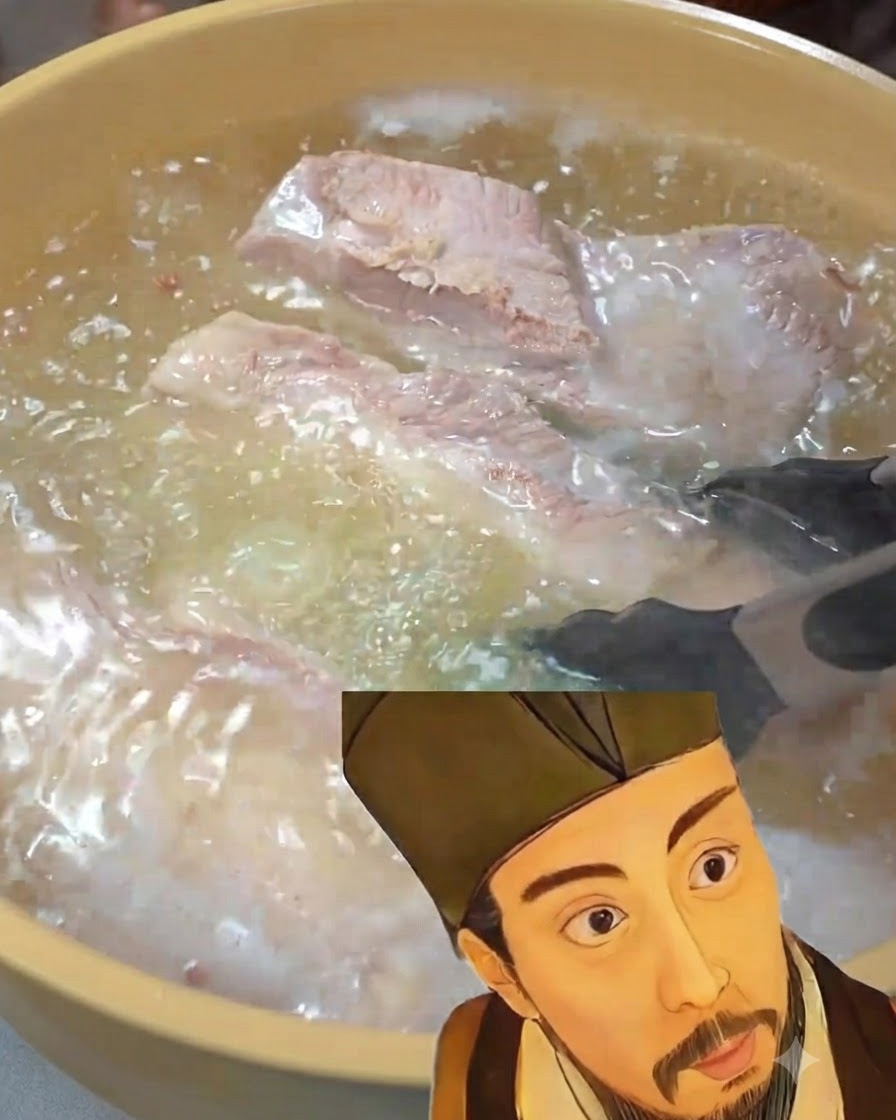 Schweinebauchstreifen kochen in einem Topf mit Ingwer und Frühlingszwiebeln.