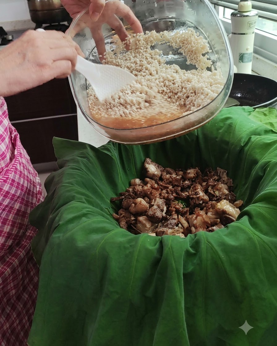 Eingeweichter Reis in einer Glasschüssel wird über das gekochte Fleischbett in einem grünen Lotusblatt geschüttet.